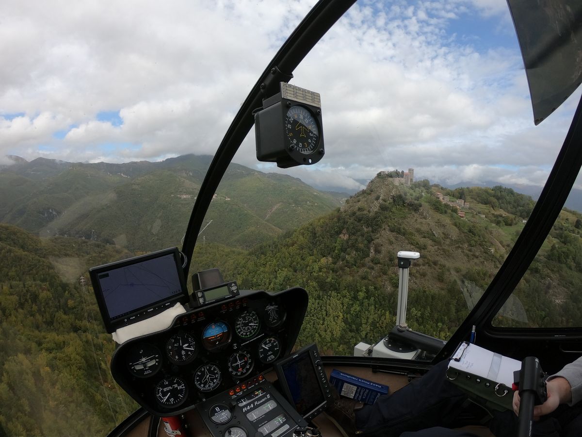 Pohľad z kokpitu vrtuľníka Robinson R44